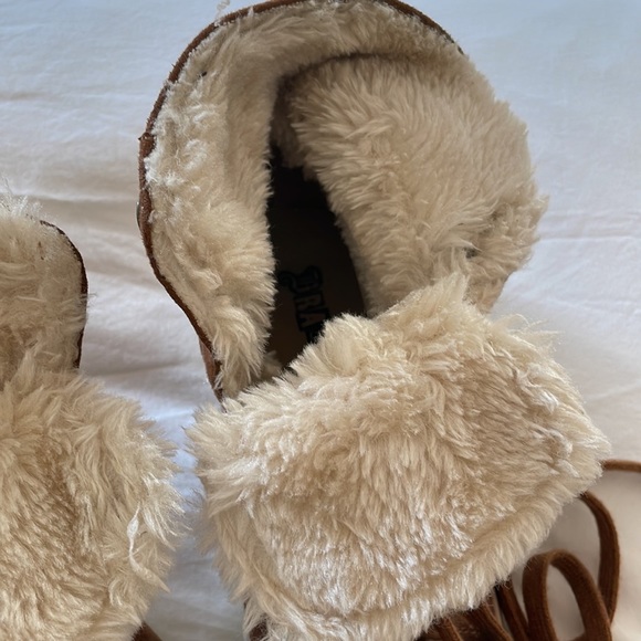 Girl’s size 6 faux fur-lined lace-up boots. 2 ways to wear. - Picture 3 of 7